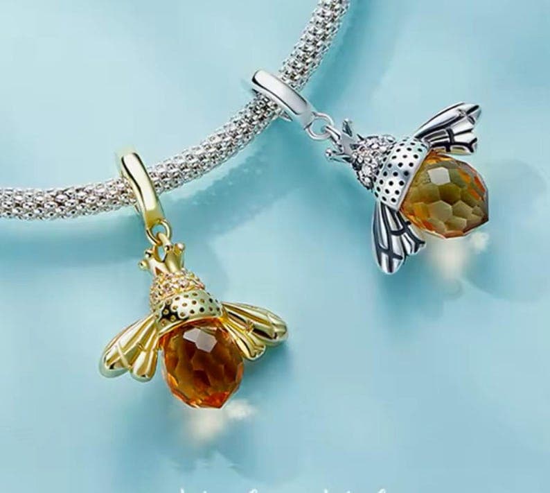 Queen bee Charm, detail image 2