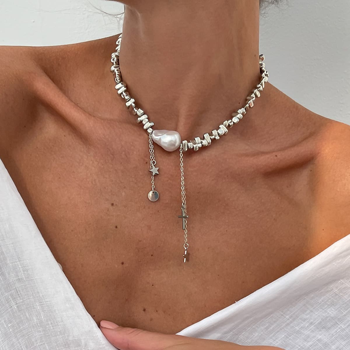 Trendy and uniquely shaped pearl necklace, detail image 2