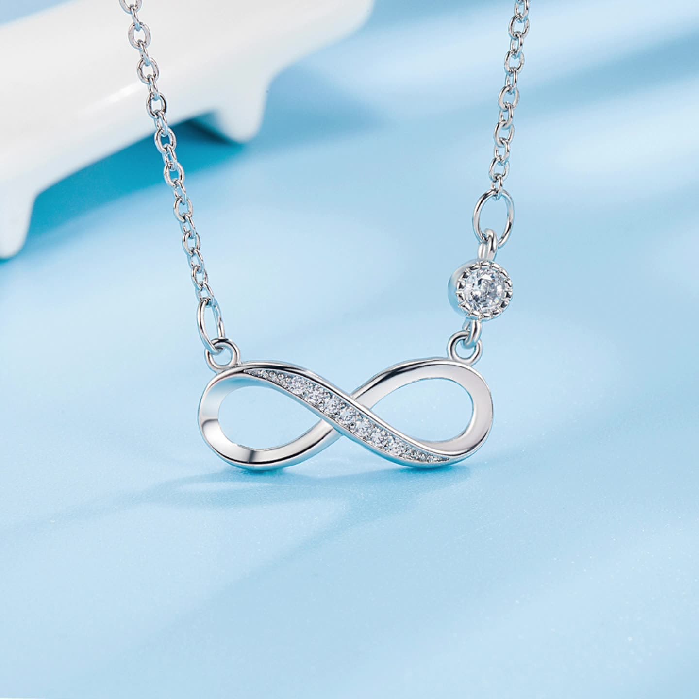 Elegant and minimalist 8-shaped infinity symbol necklace, detail image 2