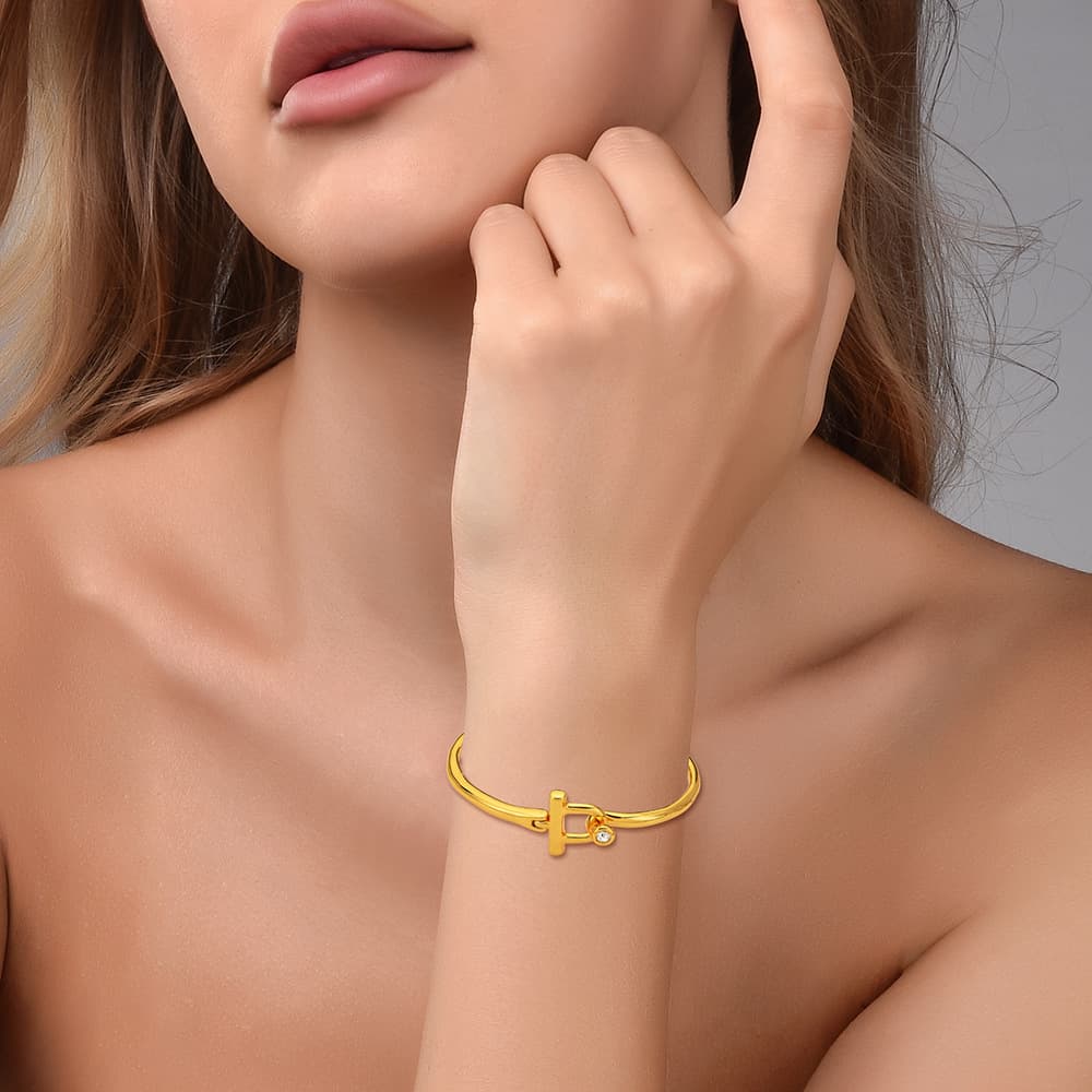 Curved hook spring bracelet with adjustable opening, featuring a luxurious and fashionable design., detail image 2