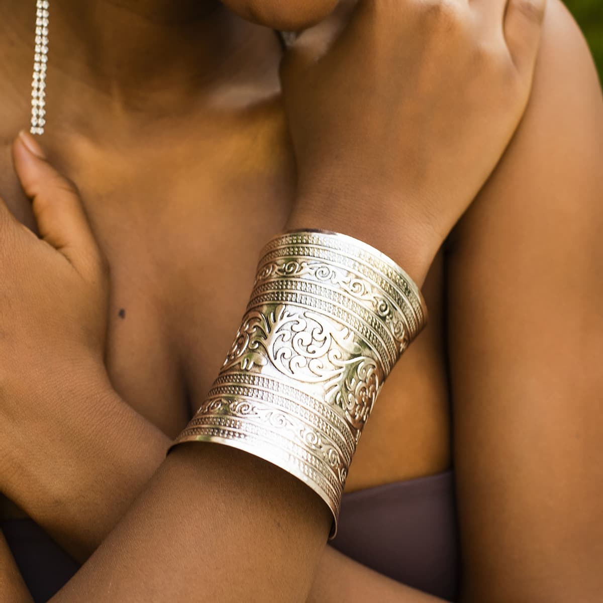 Exaggerated open-ended carved floral pattern vintage wide cuff metal bracelet, detail image 2