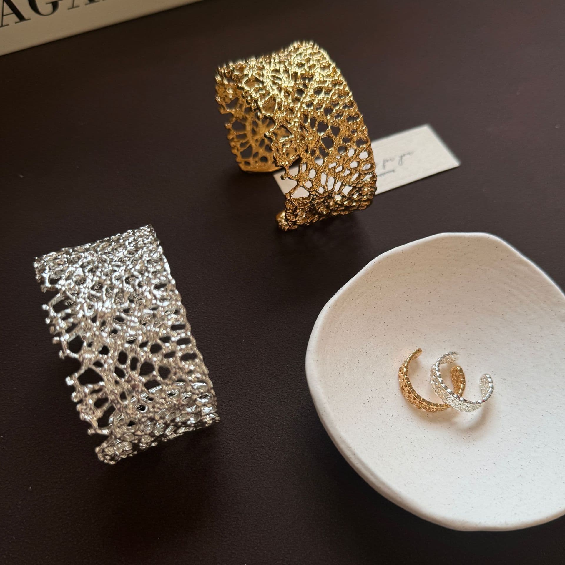 Circular hollow-out minimalist open cuff bracelet, detail image 2