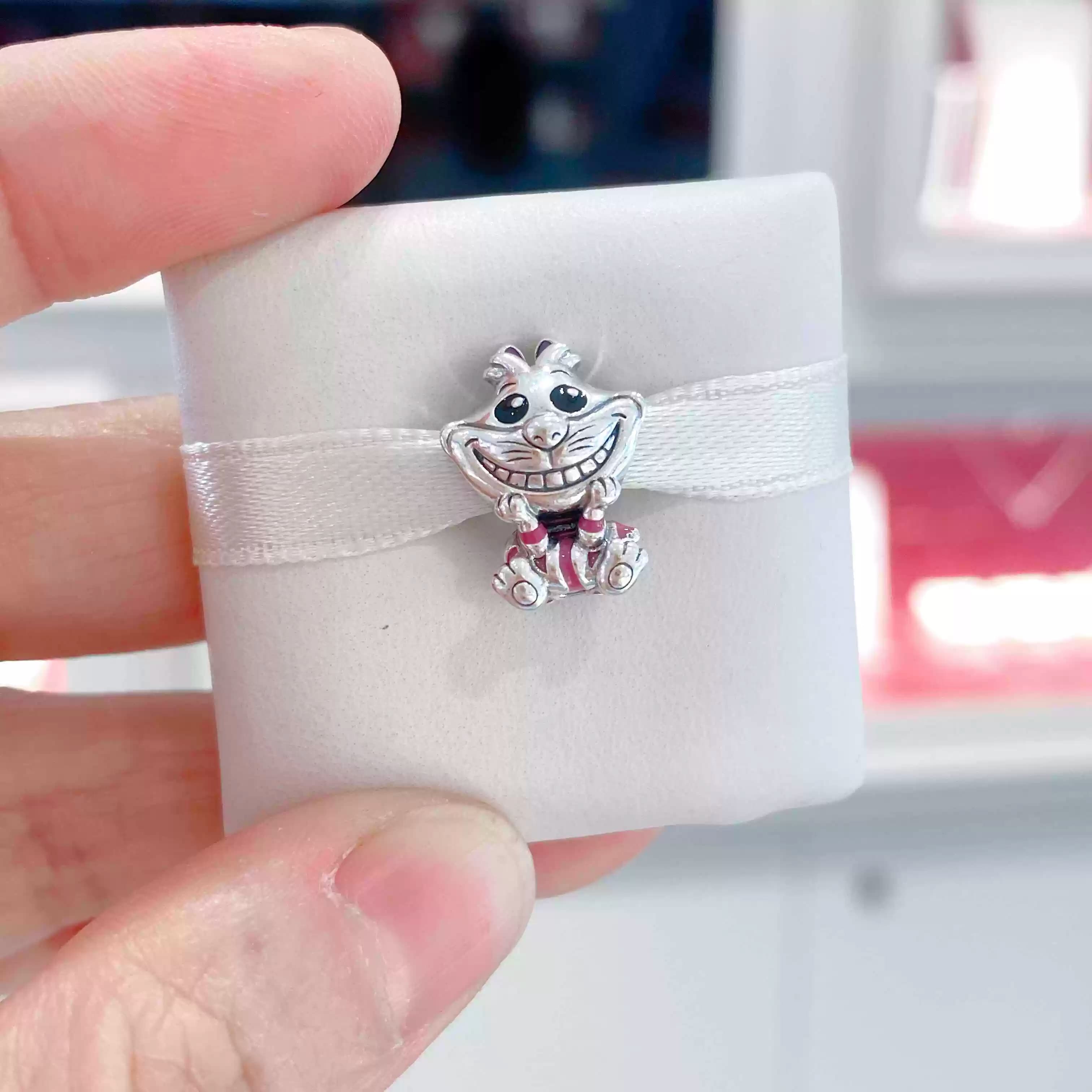 Cheshire cat charm, detail image 2